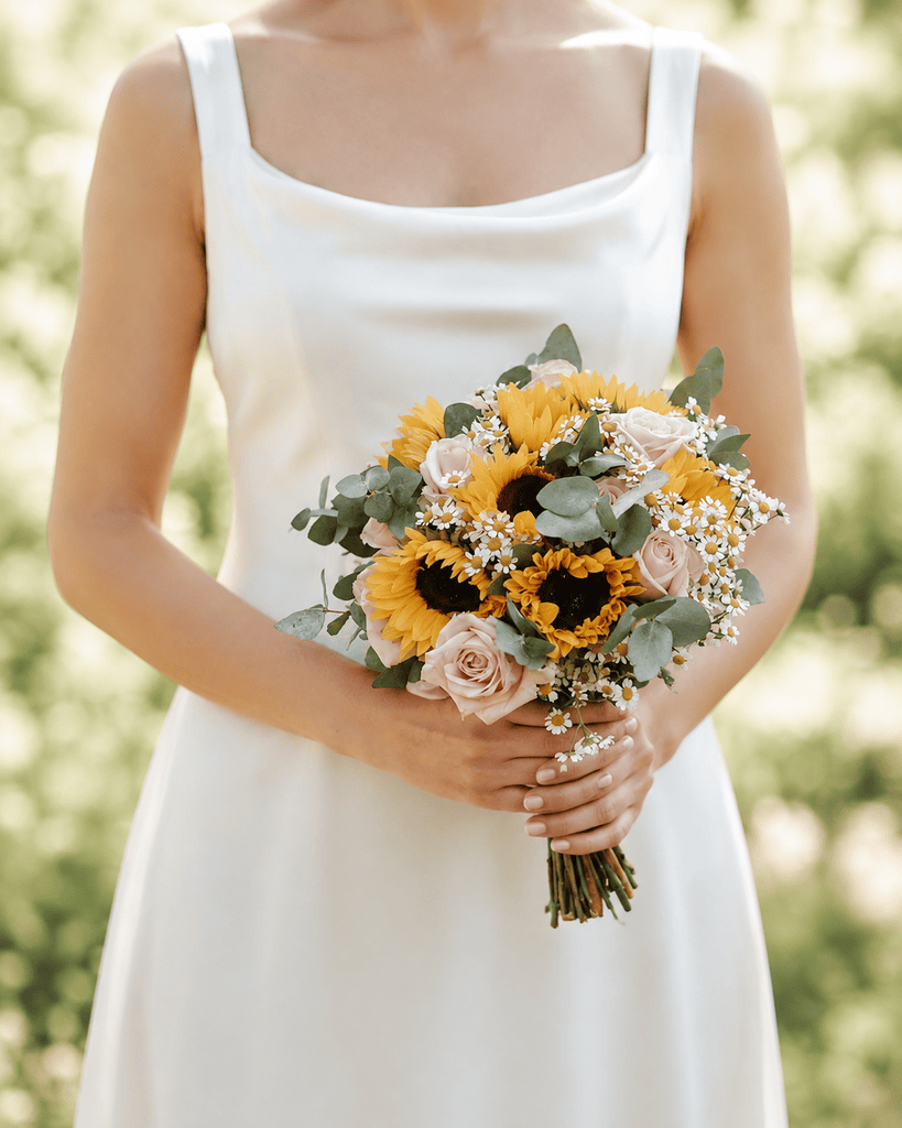 Brautstrauß mit Sonnenblumen, rosa Rosen und Eukalyptus